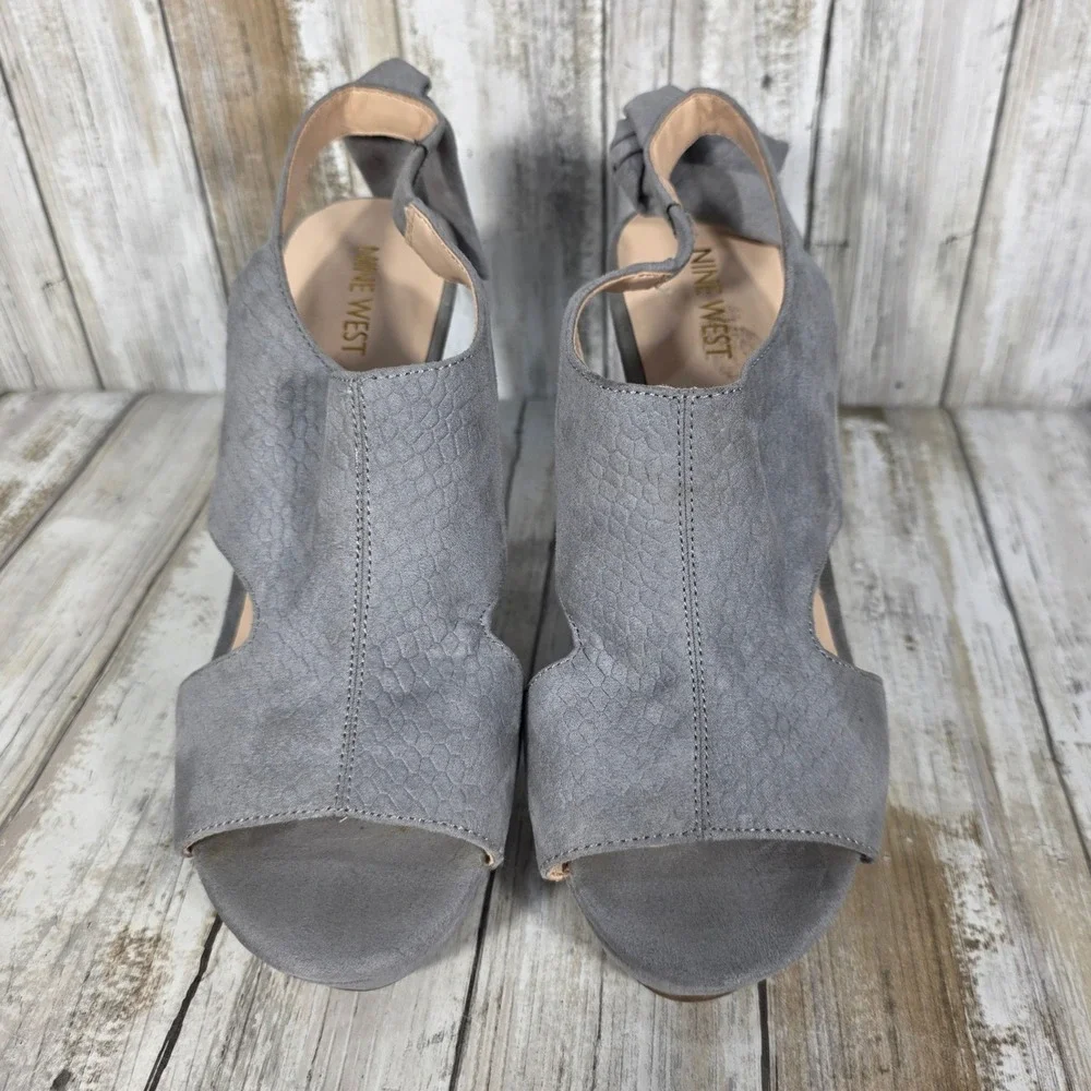 Nine West McCollum Wedge Sandal Blue Gray Faux Suede Peep Platform Slingback 8.5
